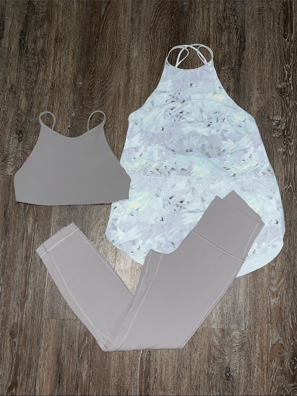 EUC Lululemon Matching “Chrome” Bundle. Size Tops 6/Bottom 4